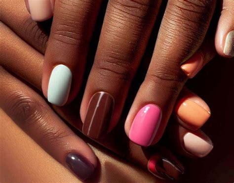 13 colores y estilos de uñas que realzan la piel morena